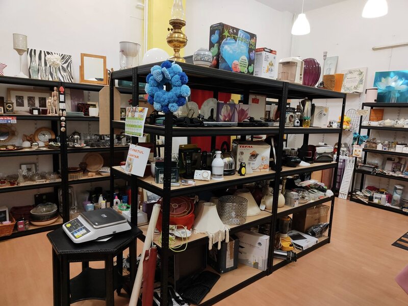 Afacere la cheie - Magazin second-hand de haine si obiecte de uz casnic