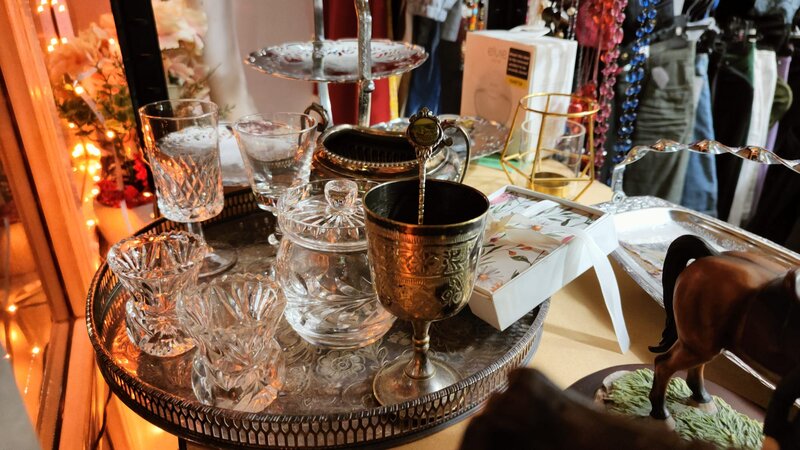 Afacere la cheie - Magazin second-hand de haine si obiecte de uz casnic