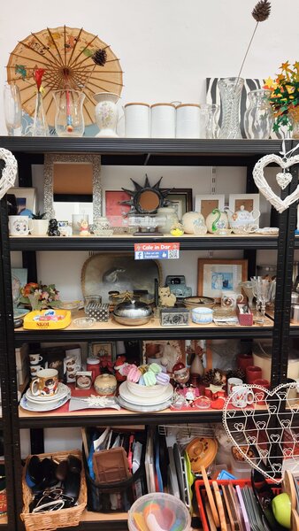 Afacere la cheie - Magazin second-hand de haine si obiecte de uz casnic