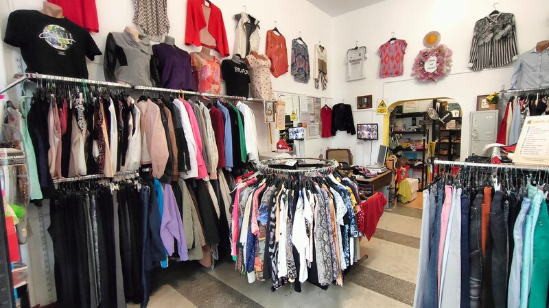 Afacere la cheie - Magazin second-hand de haine si obiecte de uz casnic