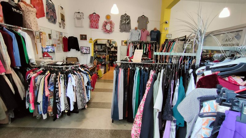 Afacere la cheie - Magazin second-hand de haine si obiecte de uz casnic